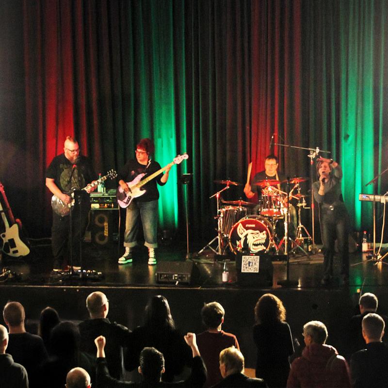 Band Mit Publikum Quer